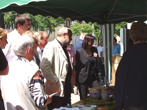 Oberbrgermeister Manfred Ruge am LOS-Stand der Jugendberufsfrderung