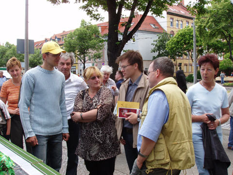 Oberbrgermeister Manfred Ruge am LOS-Stand der Jugendberufsfrderung